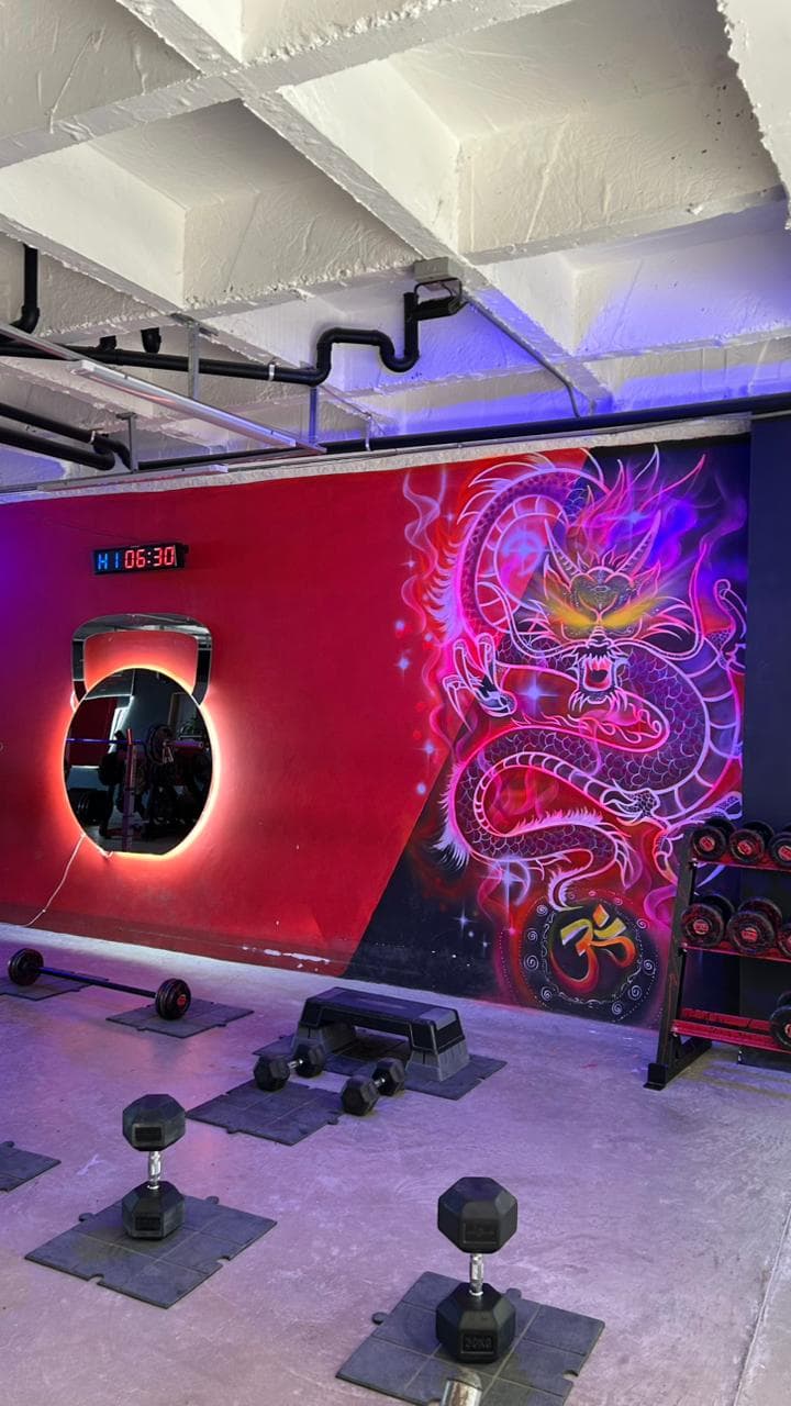 Mural del dragón de Energim junto a la zona de mancuernas